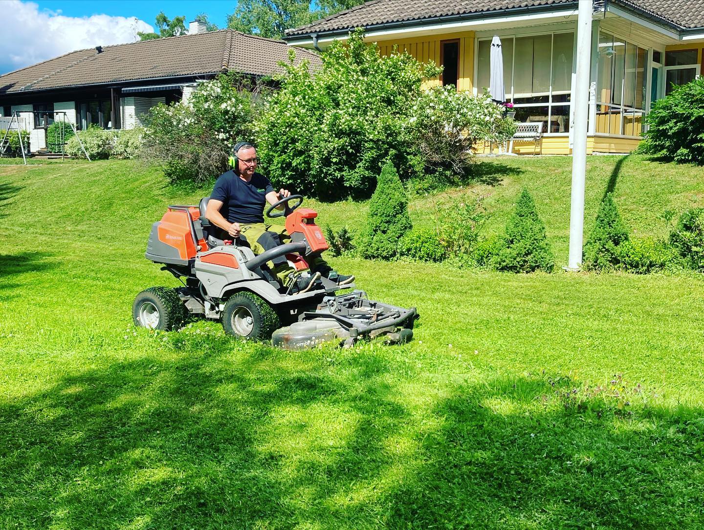 Klipper gräset med en åkgräsklippare