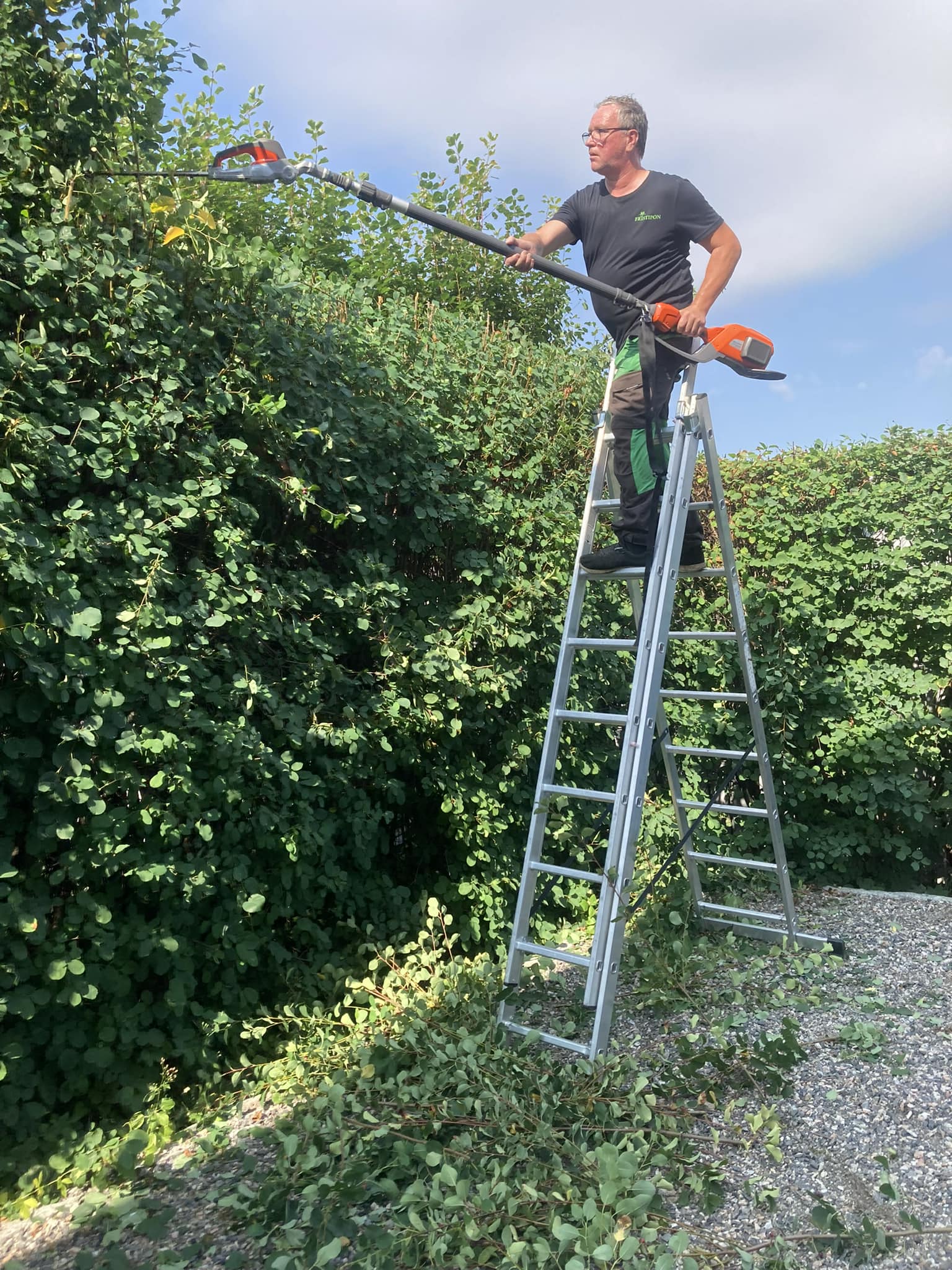 Ute på uppdrag och klipper en häck åt en av våra kunder